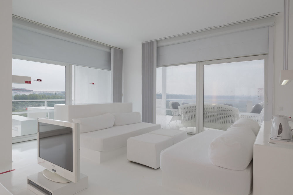Hotel Su & Aqualand Antalya Exterior photo A living room with a white colour scheme