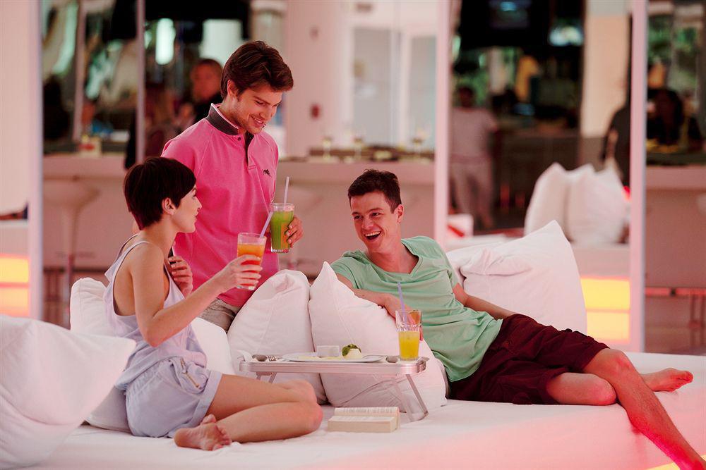Hotel Su & Aqualand Antalya Exterior photo A waiter serving drinks